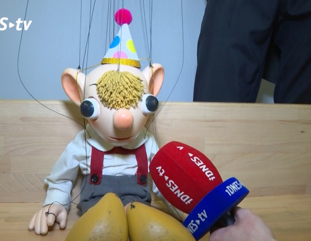 Jsem d�chodce, vr�ou mi klouby! hl�s� stolet� Hurv�nek